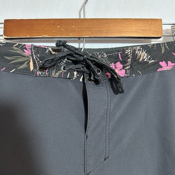 Patagonia Hydropeak Scallop 18" Boardshorts Mens 33 Black Floral - Picture 5 of 10